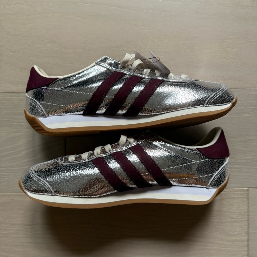 NWT adidas Originals Country OG Shoes in Silver Metallic/Maroon/Off-White - Picture 2 of 7